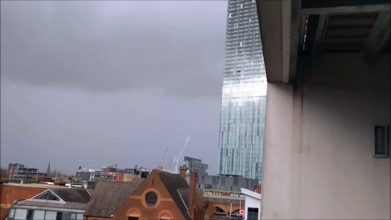 Beetham Tower humming in the wind