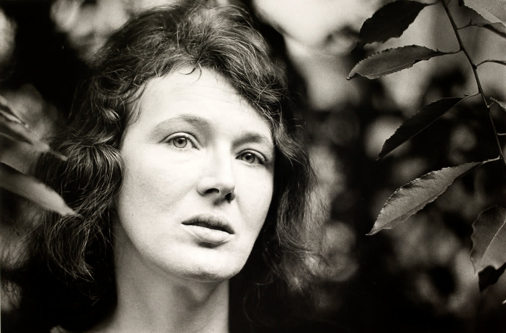Angela Carter (1940–1992), one of the boldest writers of the 20th century was #BornOnThisDay. Inspired by gothic fantasy, Shakespeare and Surrealism, her works break long-established taboos. Read more: https://t.co/gtuiHDBt5l 📷 Angela Carter © Fay Godwin, 1976