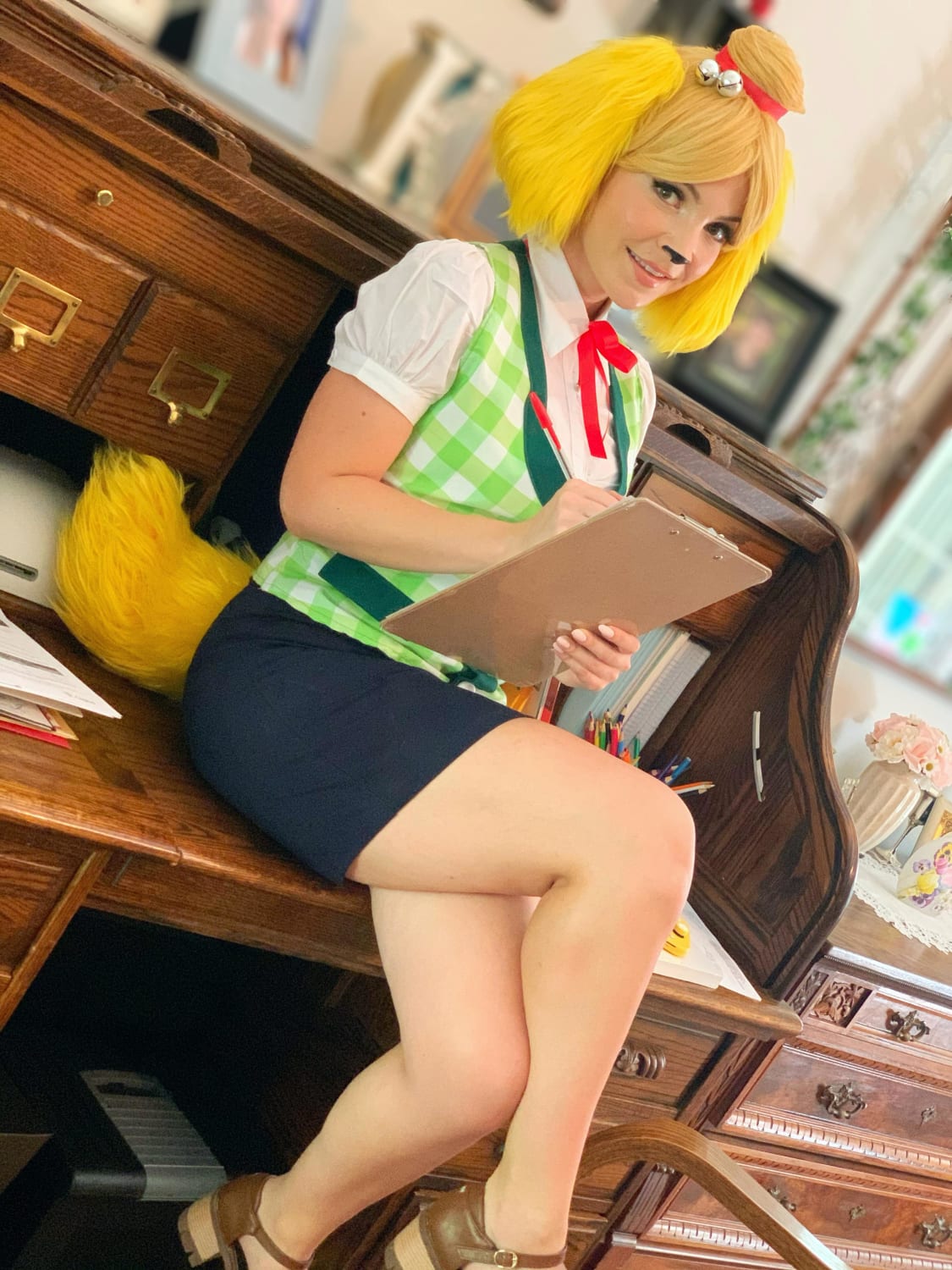 Sharing my Isabelle cosplay since the updates keep dragging me back to ACNH