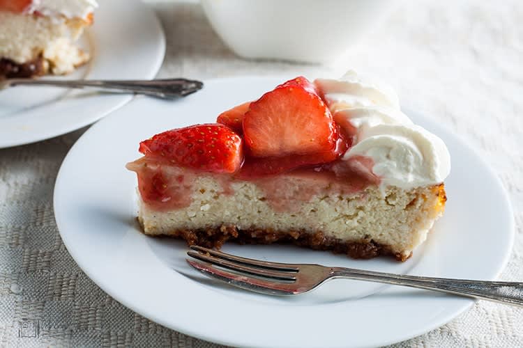 Easy Baked Strawberry Cheesecake