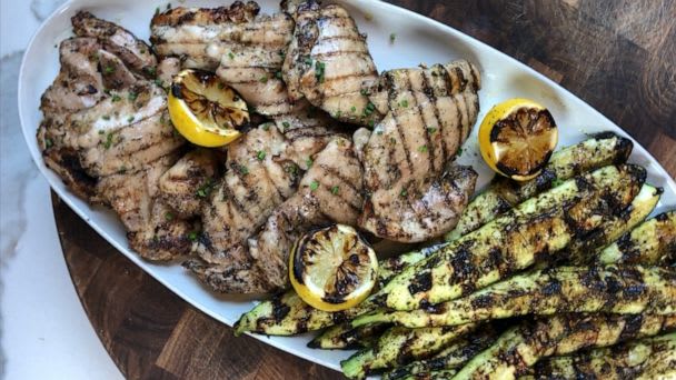 How to make healthy Mediterranean spiced grilled chicken and zucchini
