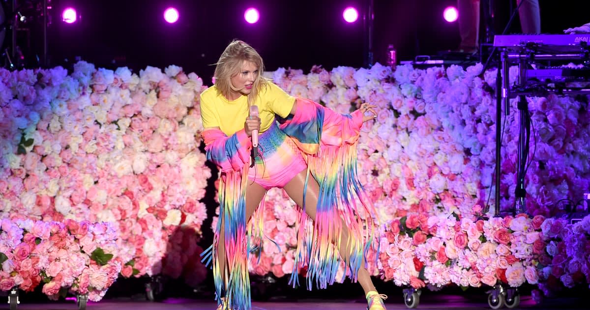 Attention, Swifties: Taylor Swift Is Returning To The VMA Stage In A Huge Way This Year