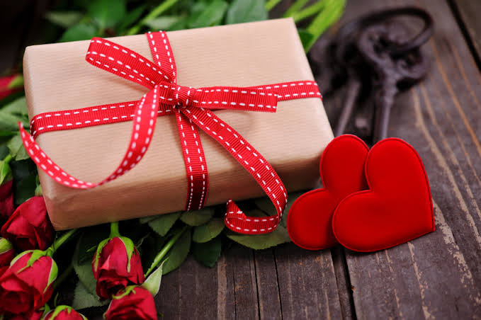 Best Valentines Day Gifts Ideas - 20 Romantic Gifts for Him & Her [2020 List]