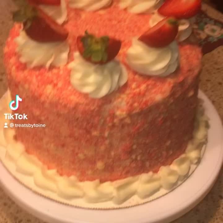 Strawberry crunch cake