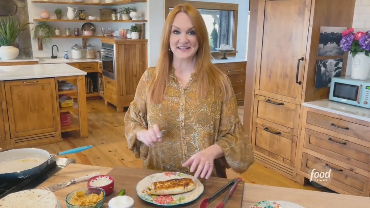 A chili pie... but in burrito form! 😍🌯 Get more recipes from @thepioneerwoman, Saturdays at 10a|9c and subscribe to @discoveryplus to stream more episodes of the show: https://t.co/HcQTveWZn9. discoveryplus Get the recipe: