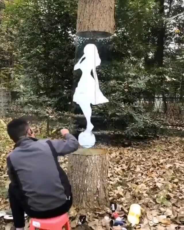 Painting on a tree blends with the surroundings