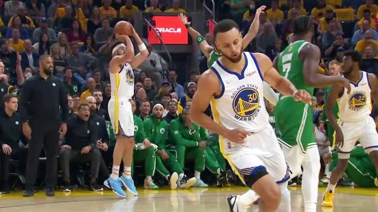 Steph Curry dishes off COLD lookaway assist to Klay Thompson 🥶