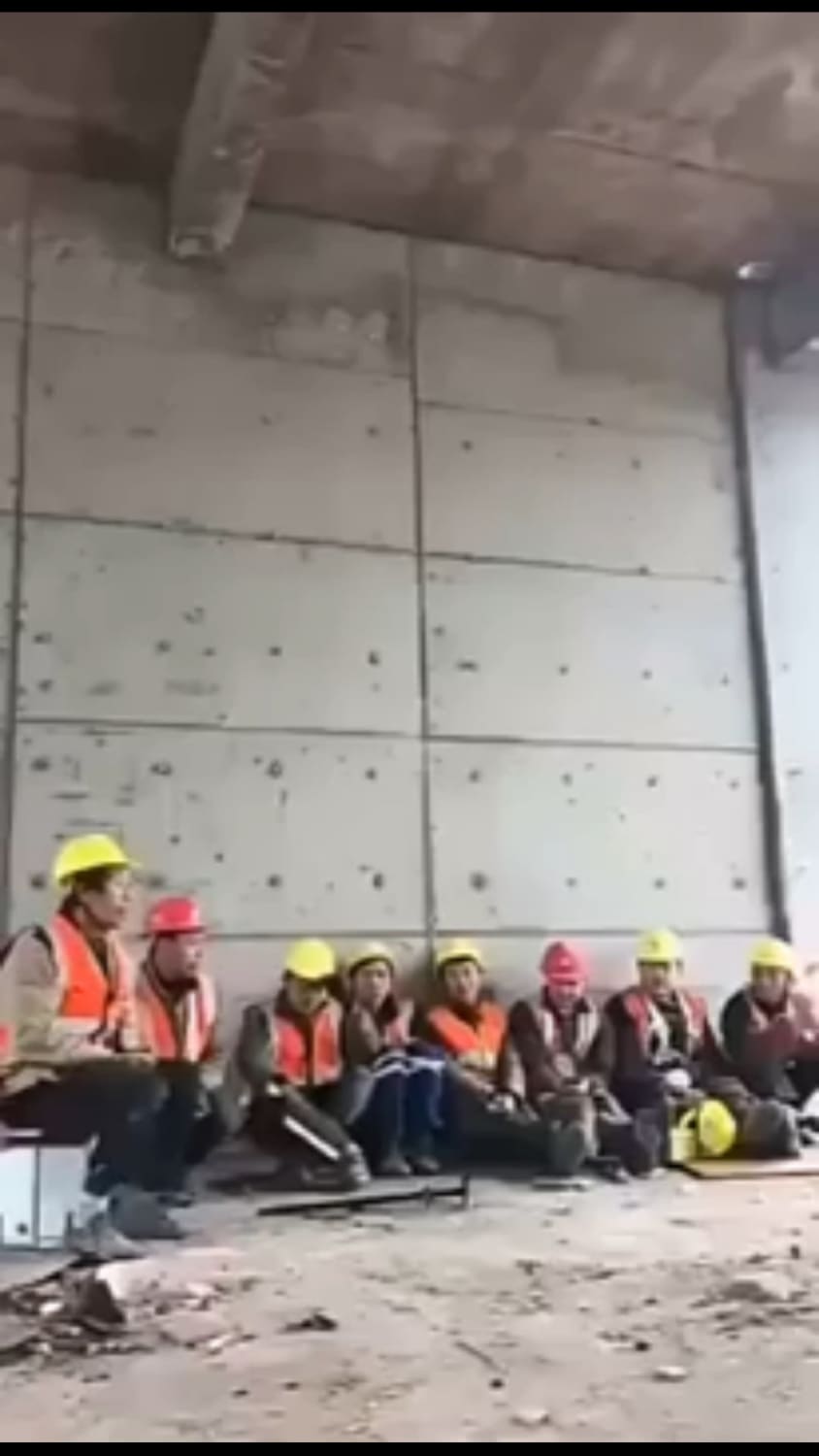 Let's remember the legendary dance of Michael Jackson by a Chinese construction worker