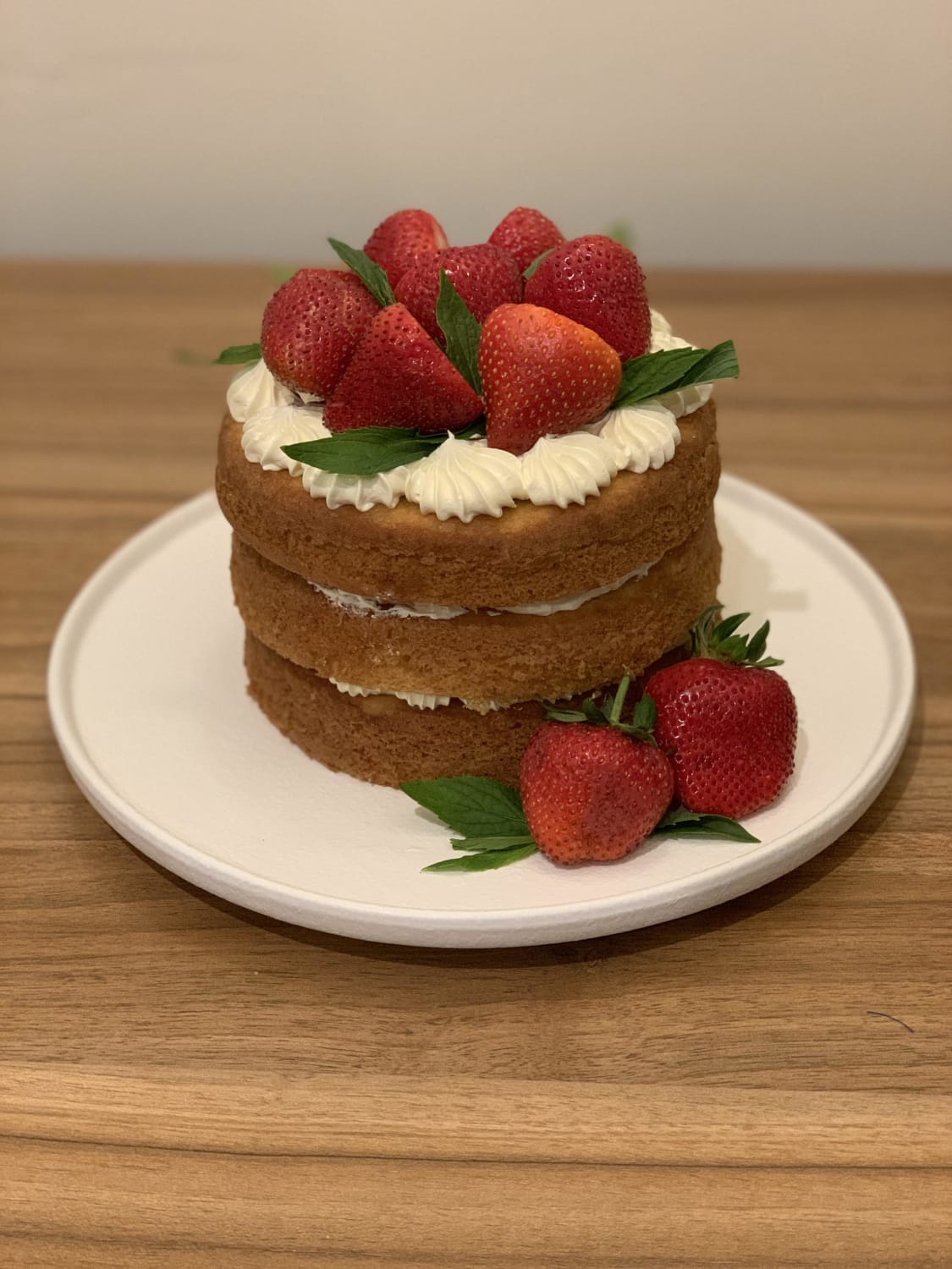 I have been practicing with different take flavours and I present you a pimms cocktail cake! Vanilla cake with a pimms and strawberry jam, cucumber and mint syrup and a Swiss meringue buttercream. All topped with fresh strawberries and mint leaves.