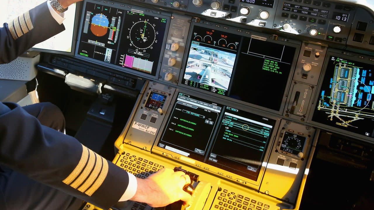 What Do Pilots (Actually) Do on Long Flights?