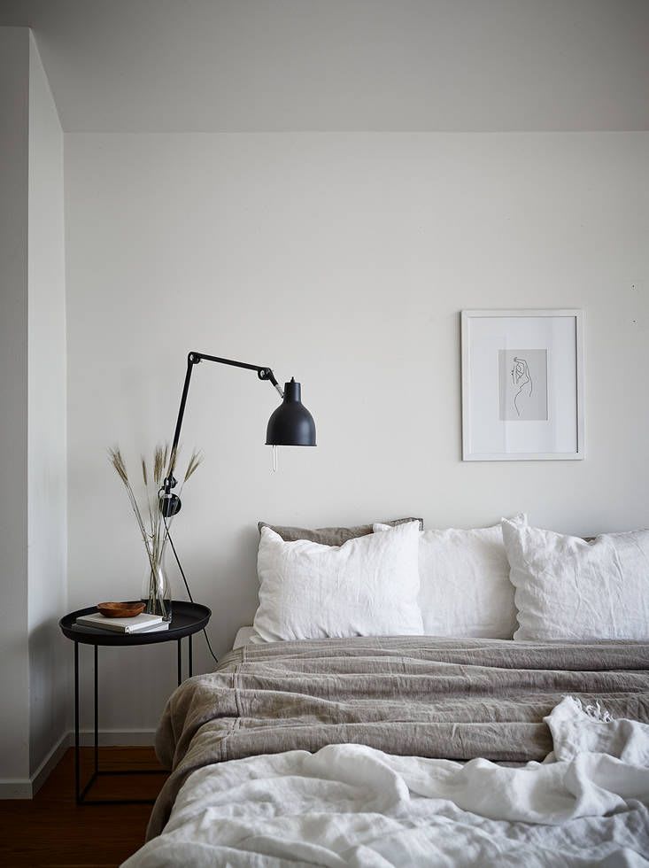 Neutral bedroom with a balcony view - COCO LAPINE DESIGN