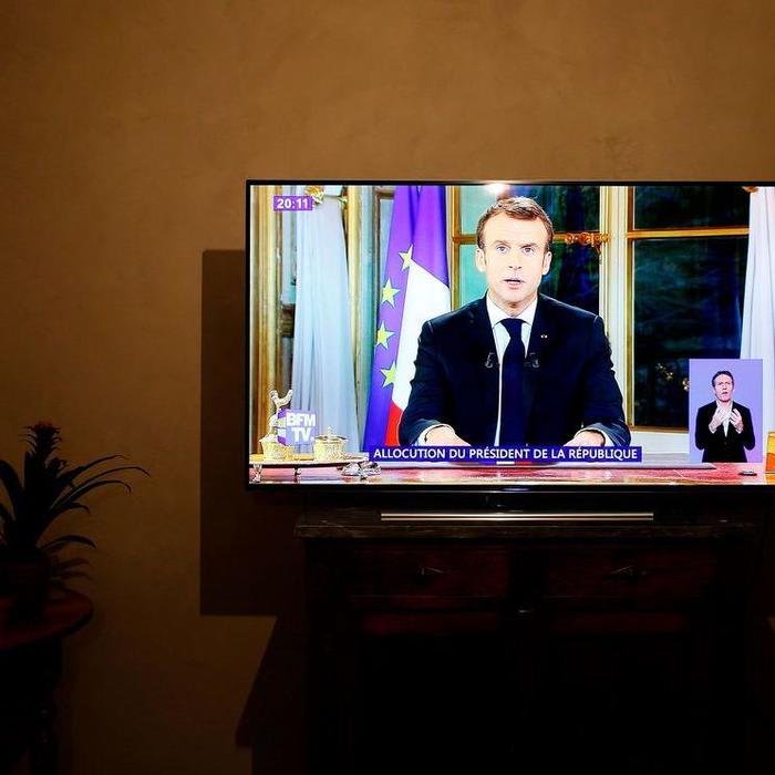 French Bonds Drop on Concern Macron Plan May Hurt Credit Rating