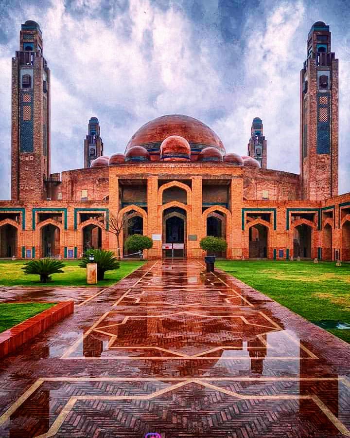Grand Jamia Mosque, Lahore, Pakistan - Capacity of 70,000 worshippers, and is the third largest mosque in Pakistan - @photography_educator