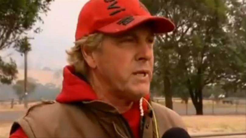 Man Refuses To Leave His 60 Sled Dogs Until They Can Be Evacuated From Bushfire Area