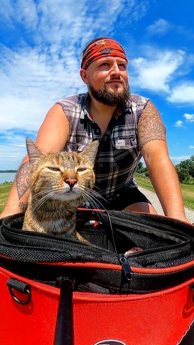 Guy finds a stray kitten, bikes around the world with her for 2 years — and brings her home to meet Grandma