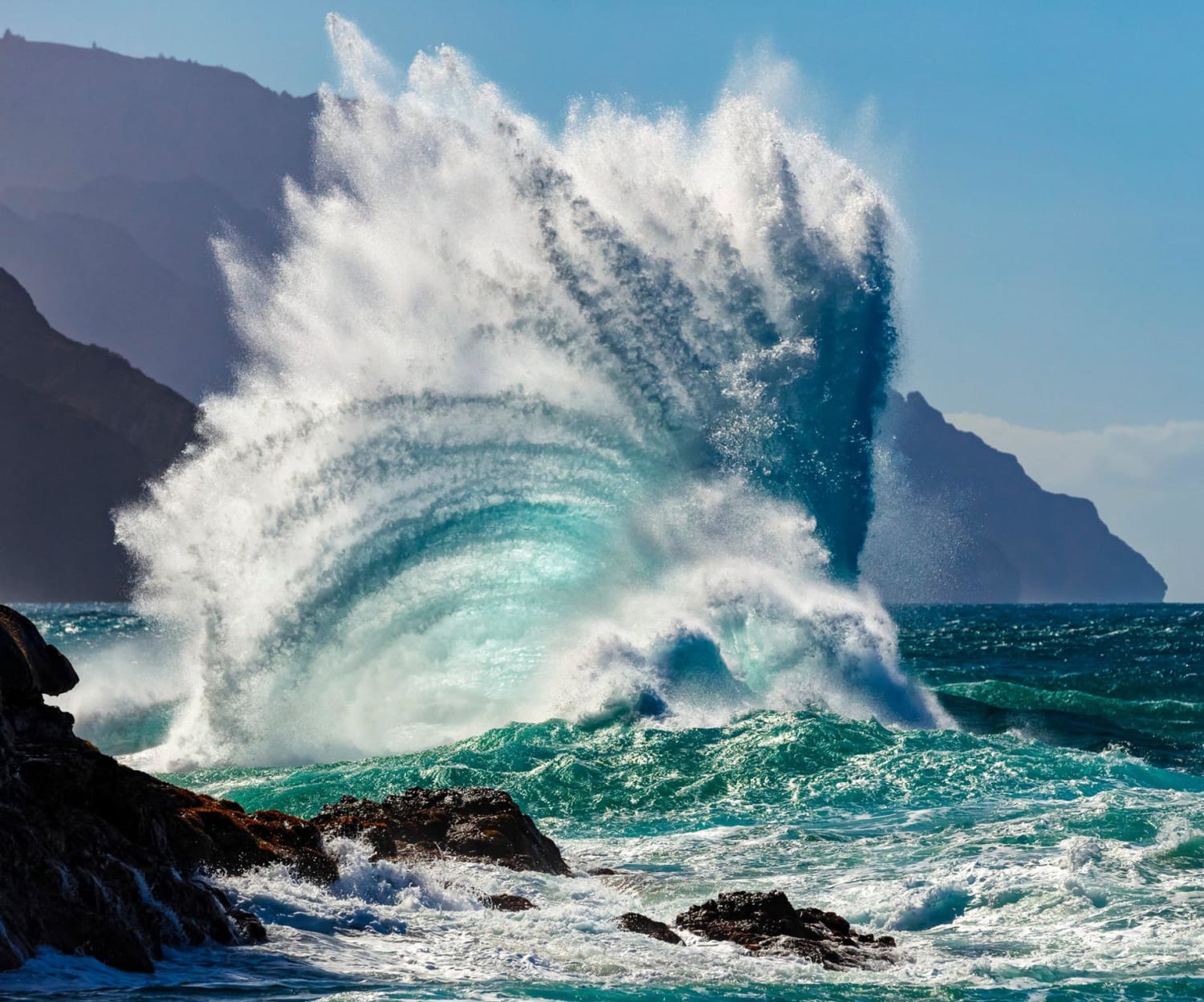 massive wave in kauai, hawaii