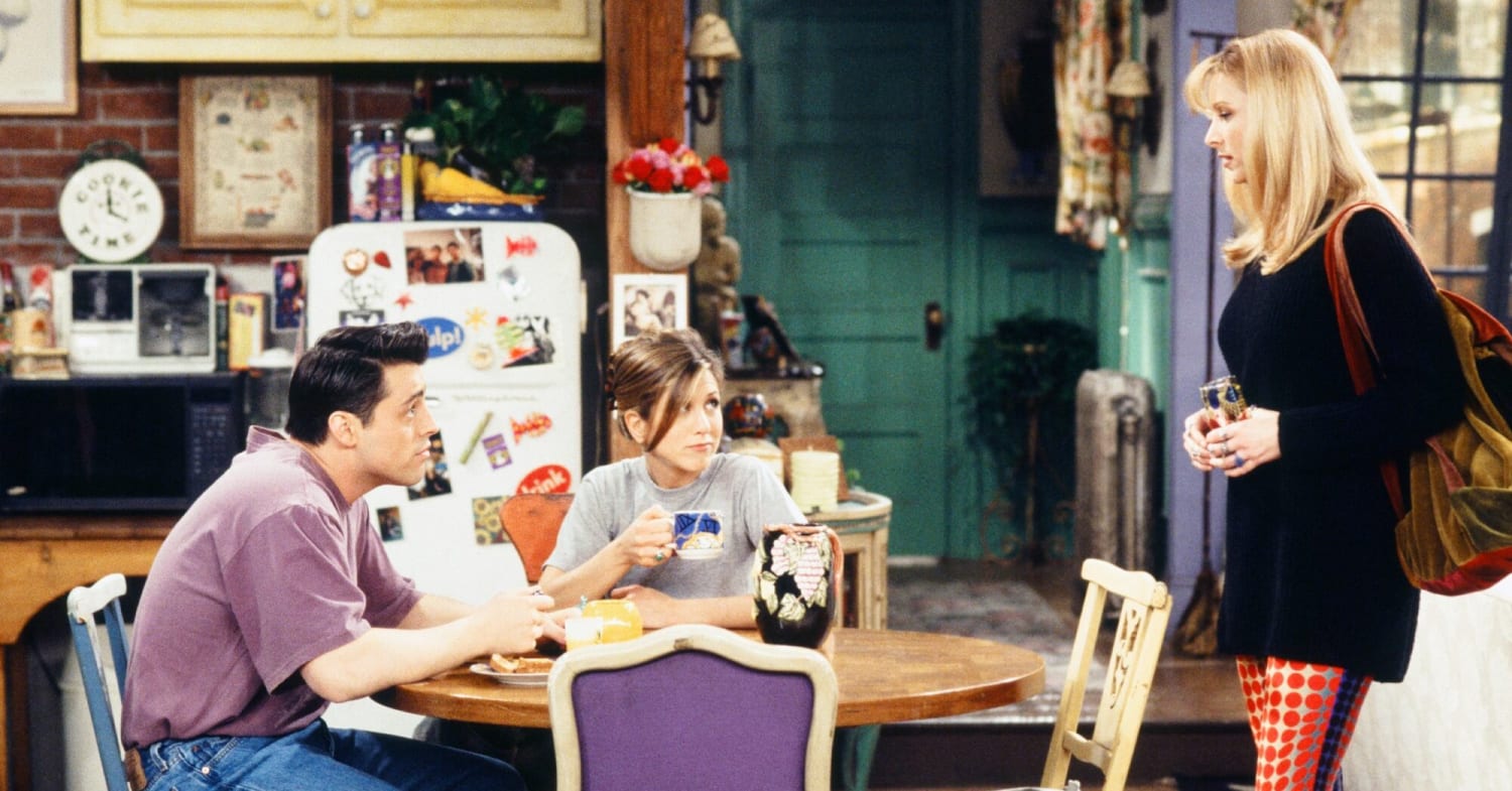 Lisa Kudrow Said Matthew Perry Gave Her an Iconic Piece of the Friends Set
