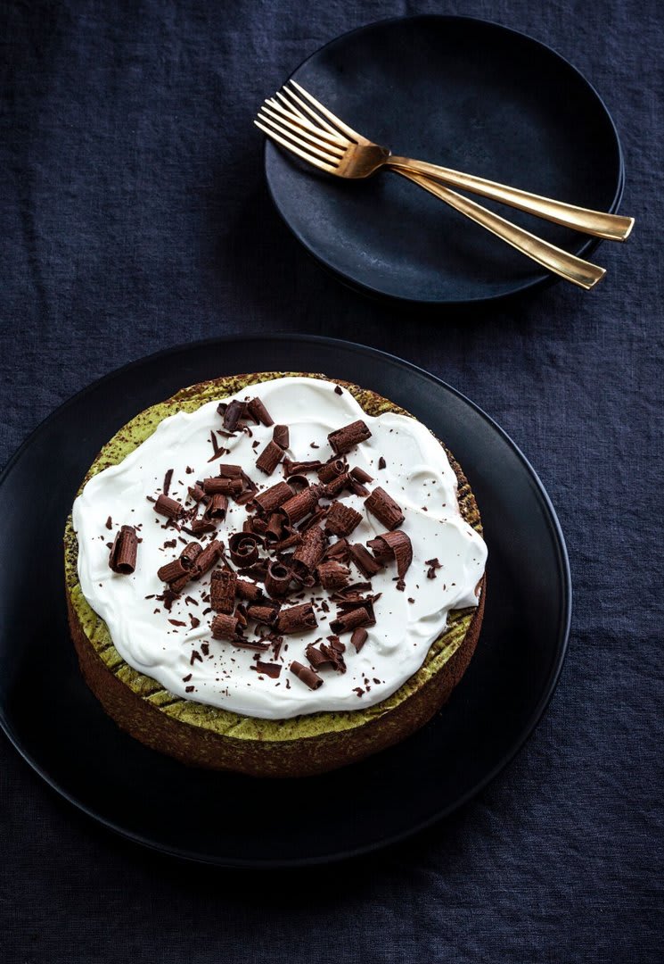 This Keto Matcha Cheesecake from Casey Thaler (AKA @EatCleanTClean) new cookbook will help you keep your low-carb resolutions. 😇 Get the recipe here: