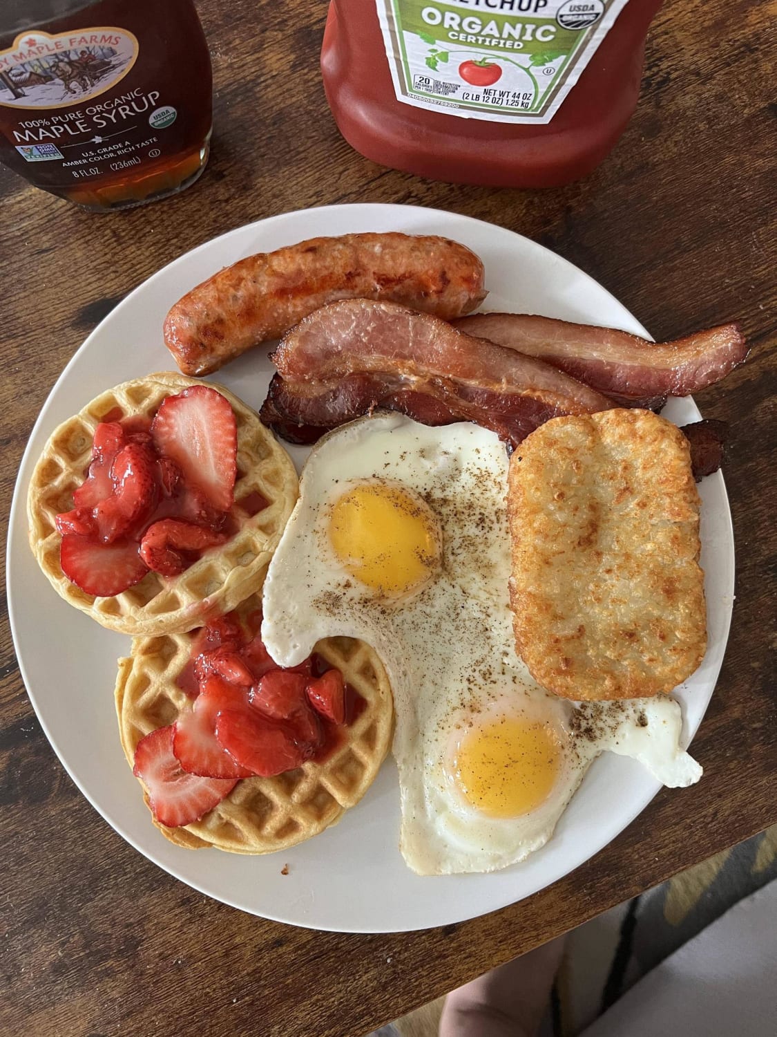 [Homemade] Breakfast, Italian sausage, apple smoked bacon, eggs, waffles with strawberry compote and a hash brown