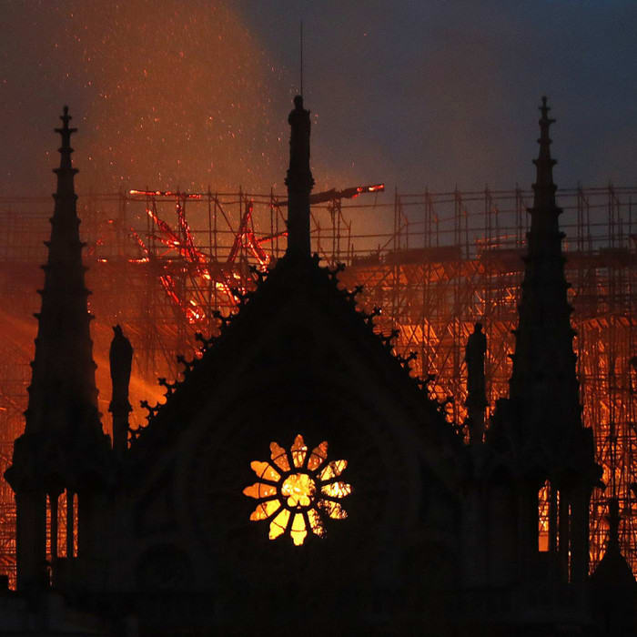Notre-Dame avvolta dalle fiamme. E nessun diavolo a cui dare la colpa
