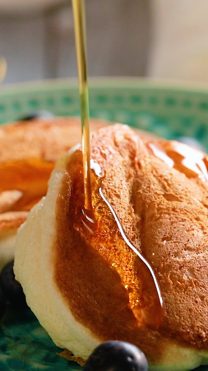 Fluffy Soufflé Pancakes [Video] | Recipe [Video] | Slow cooker recipes dessert, Food, Food recipies