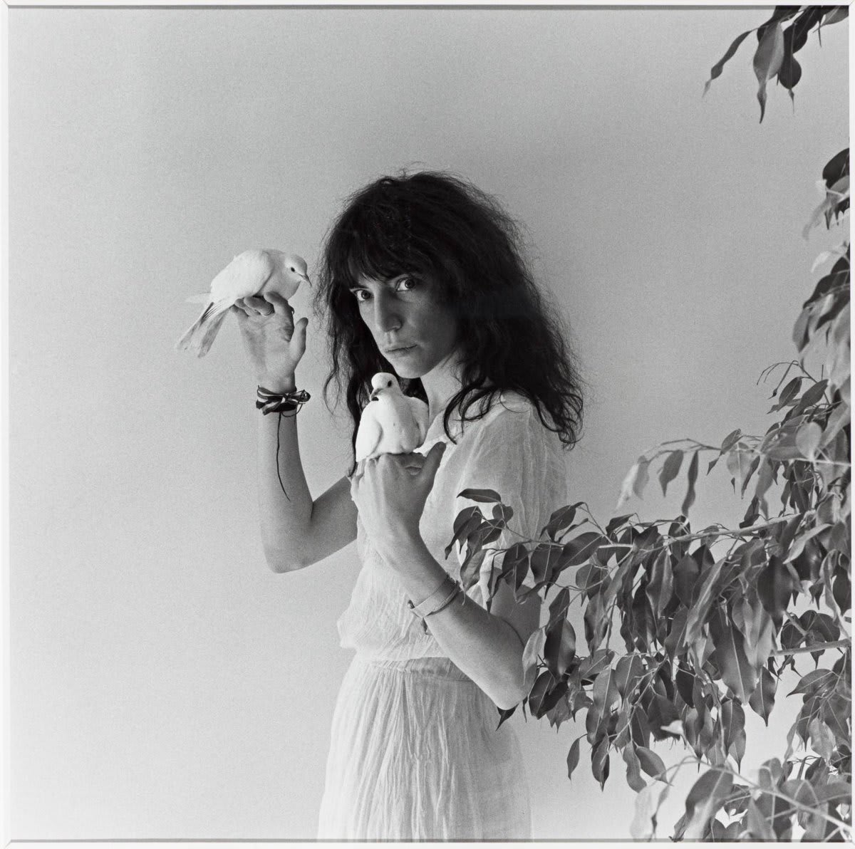'I was his first model, which fills me with pride. The photographs he took contain a depth of mutual love and trust inseparable from the image.' - Patti Smith Robert Mapplethorpe took powerful portraits of iconic figures. Dive into his life & work here ➡️