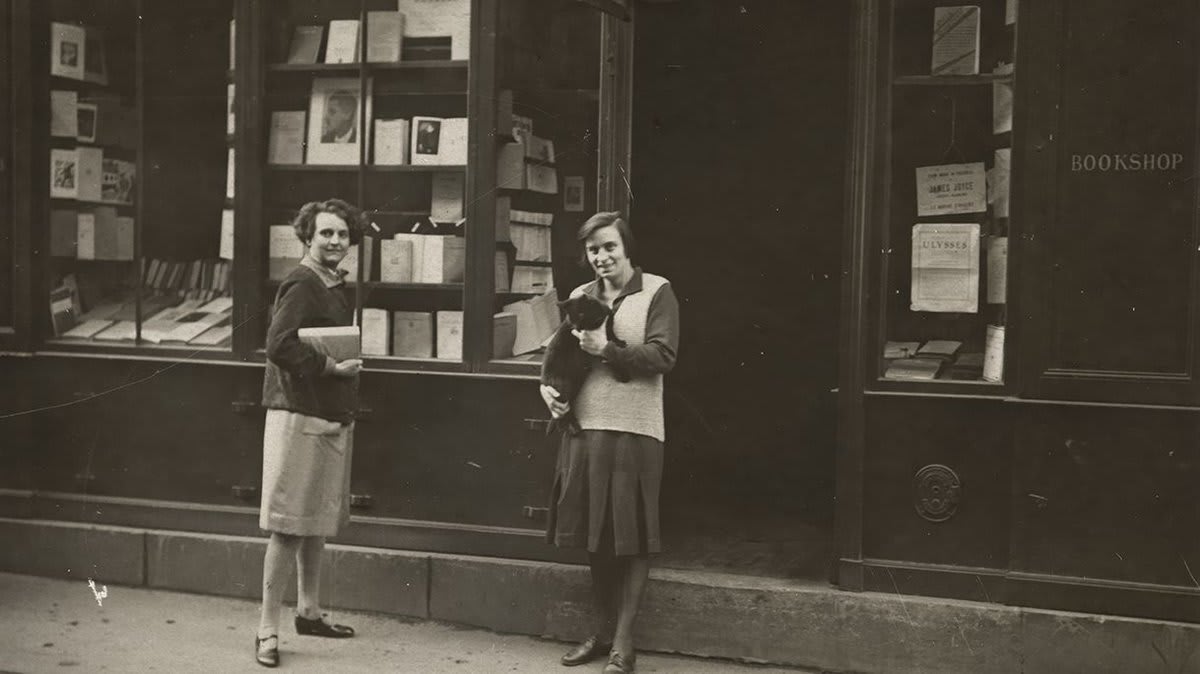 OTD in 1919, Sylvia Beach opened Shakespeare & Co., a combination bookstore and lending library in Paris. English and American writers flocked to Paris after World War I, including Ezra Pound and Ernest Hemingway, among many others. 📚
