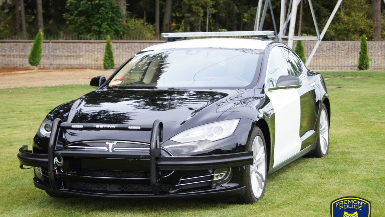 Police officer forced to give up chase as Tesla electric patrol car runs low on battery