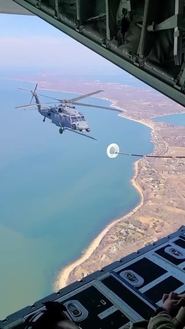 Refueling helicopter in mid-air! [by jolly_pilot]
