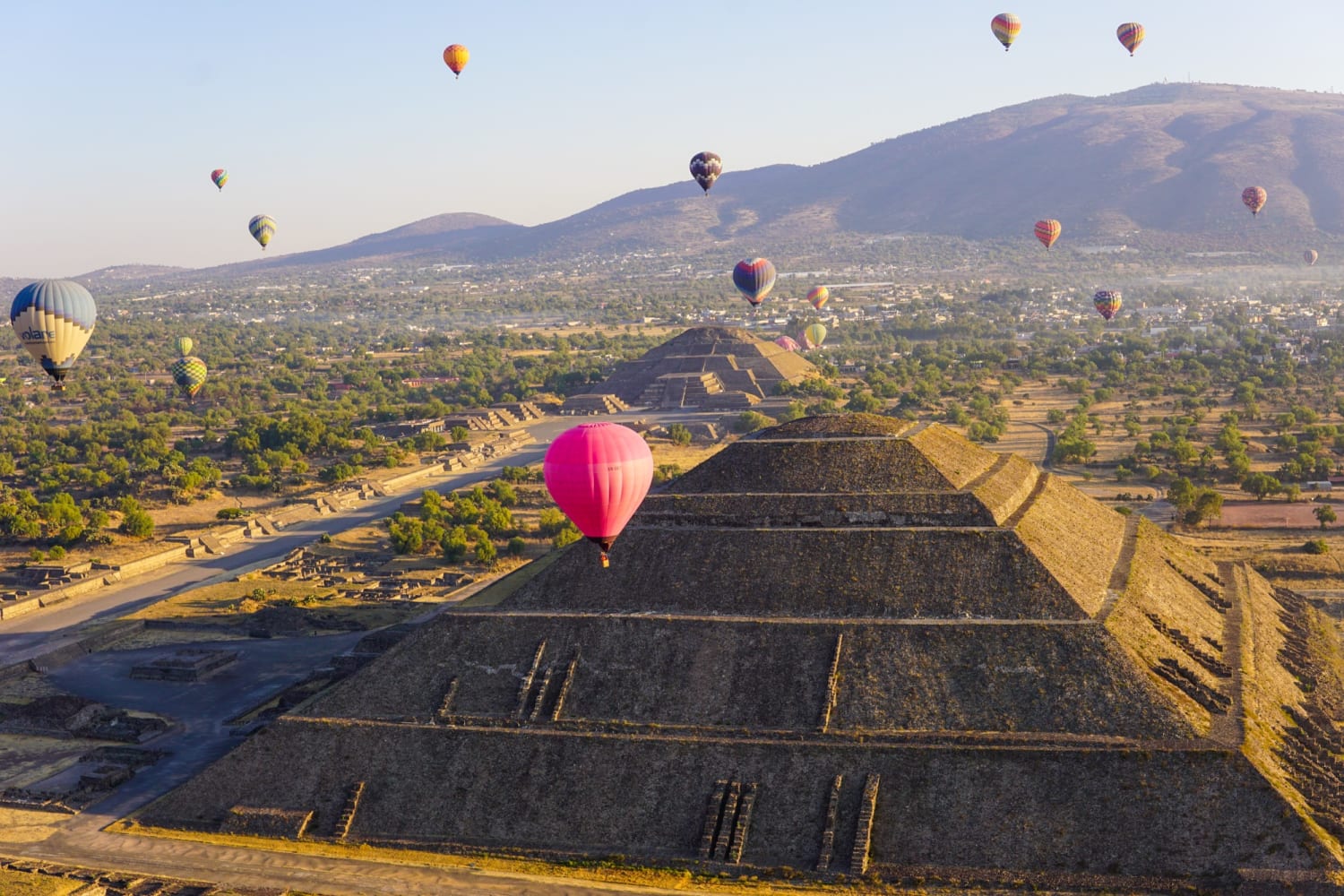 OC: I rode a hot air balloon over the pyramids of Teotihuacán