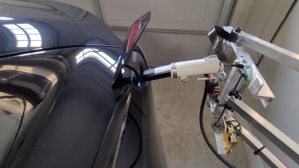 Man Creates a Clever Mechanism That Automatically Charges His Tesla When He Comes Home