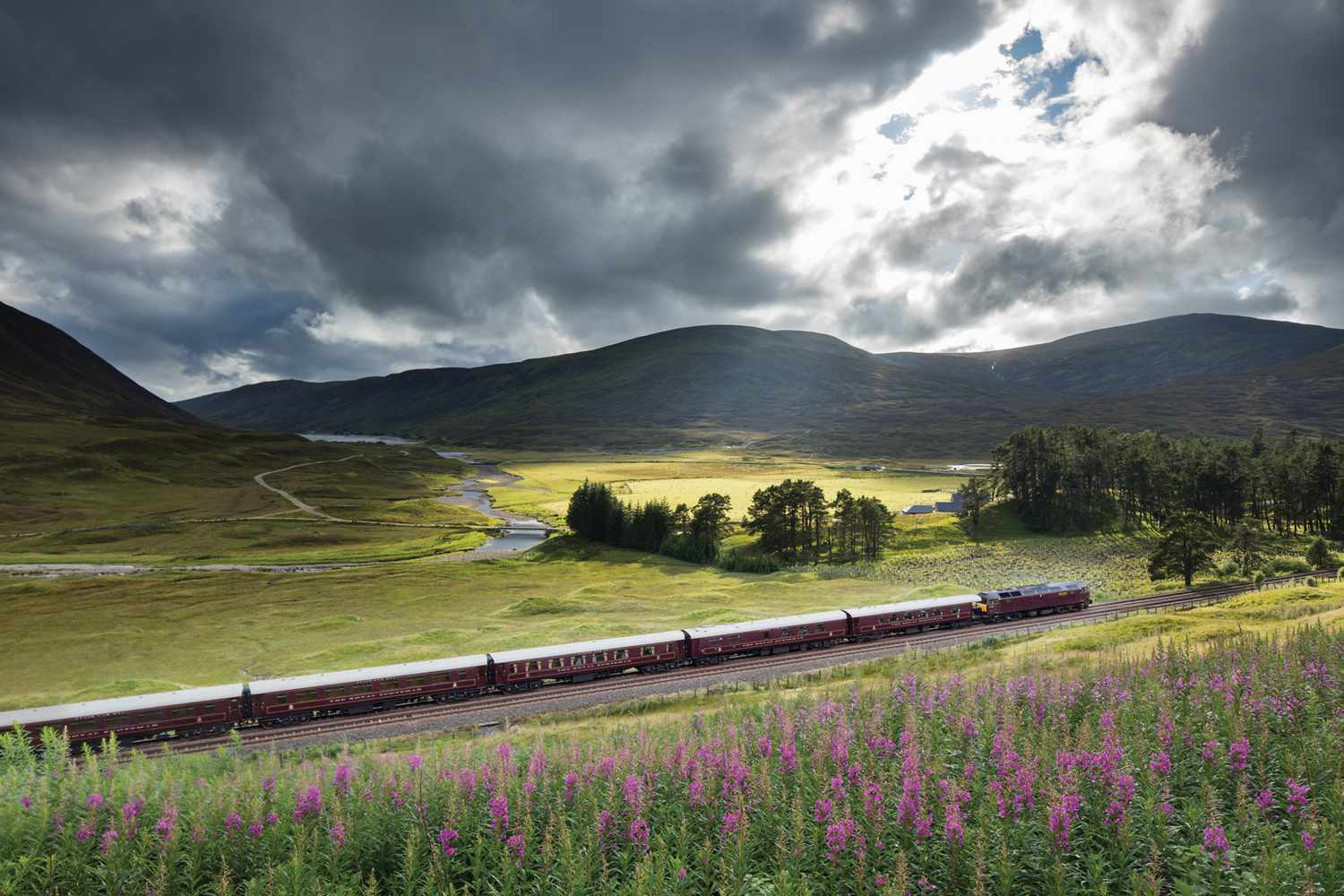 This Luxurious Train Journey Through Scotland Comes With an Onboard Spa, Whisky Tastings, and Castle Tours