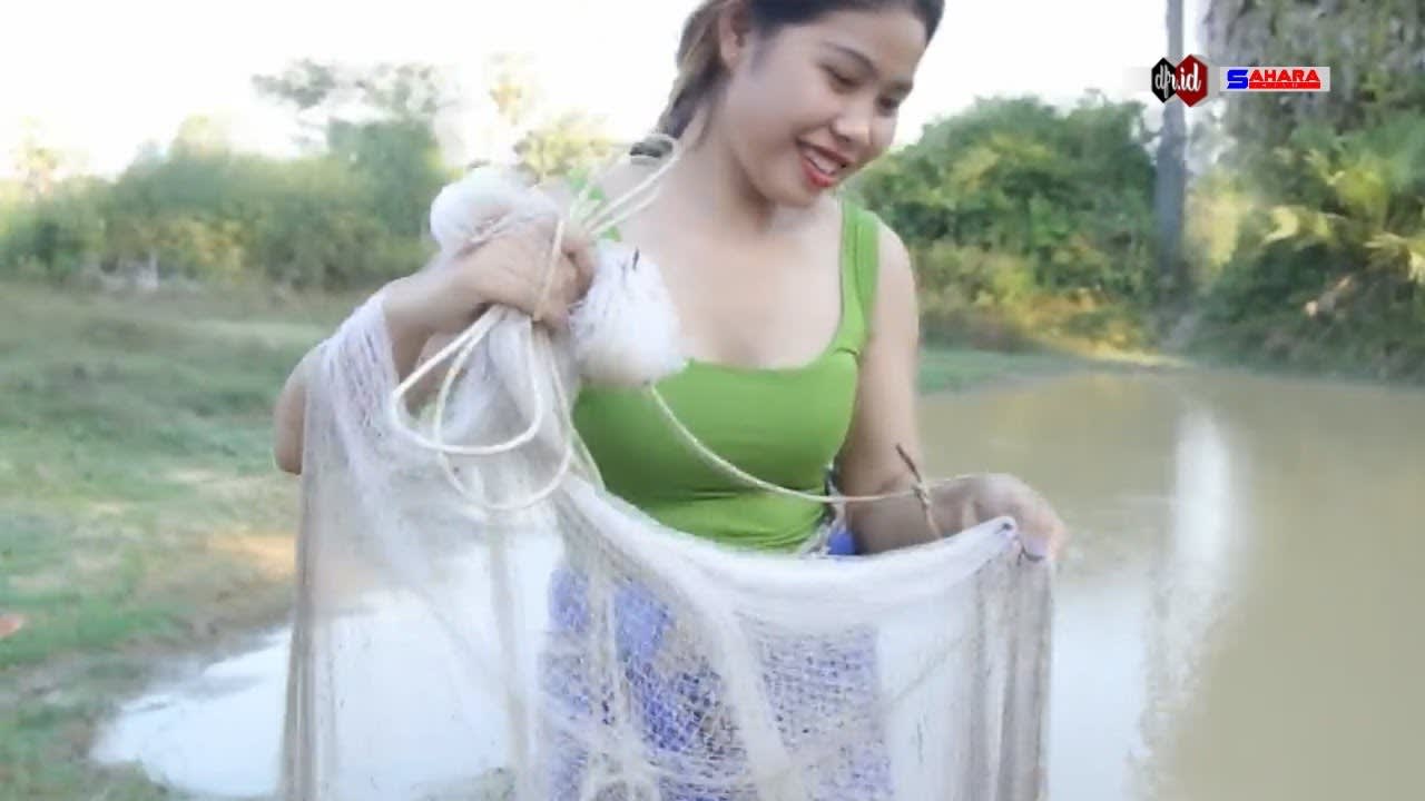 Village girl - easy way to get the wader fish in the river properly