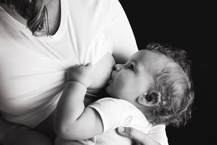 Breastfeeding must haves - All about Baby %