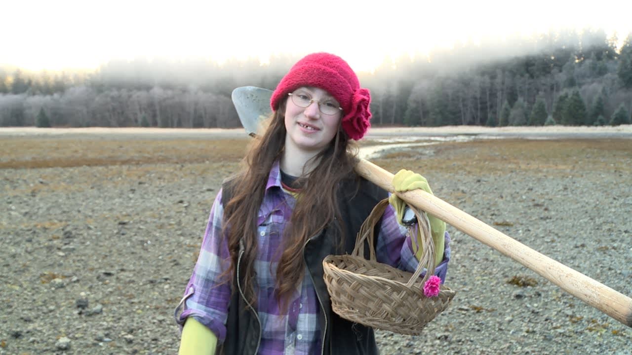 Alaskan Bush Tours: Snowbird Digs for Clams