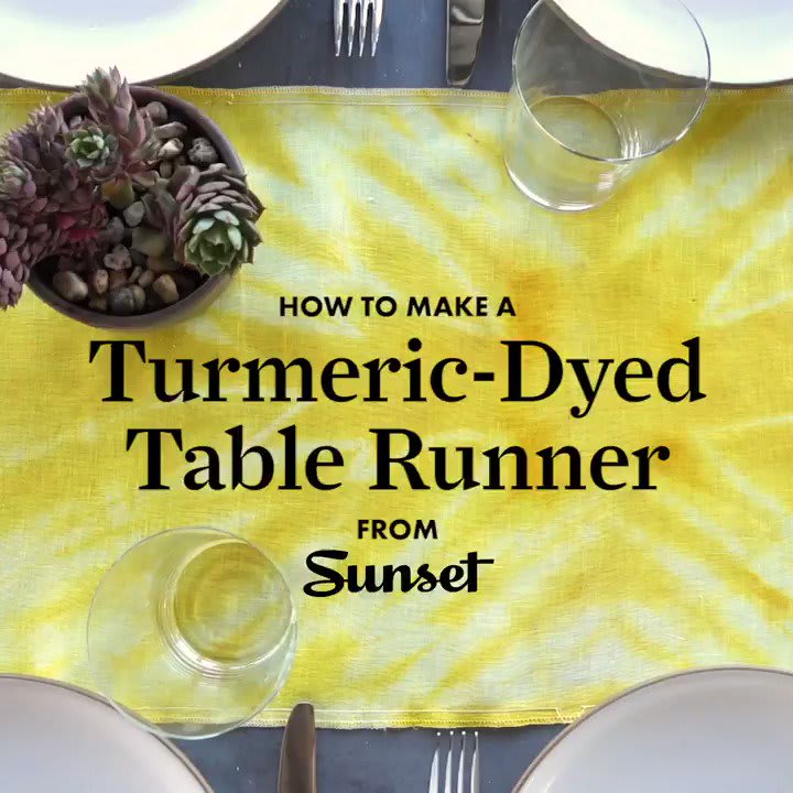 Use turmeric as an all-natural dye for fabric to create stunning tabletop decor. More home & garden DIY ideas: