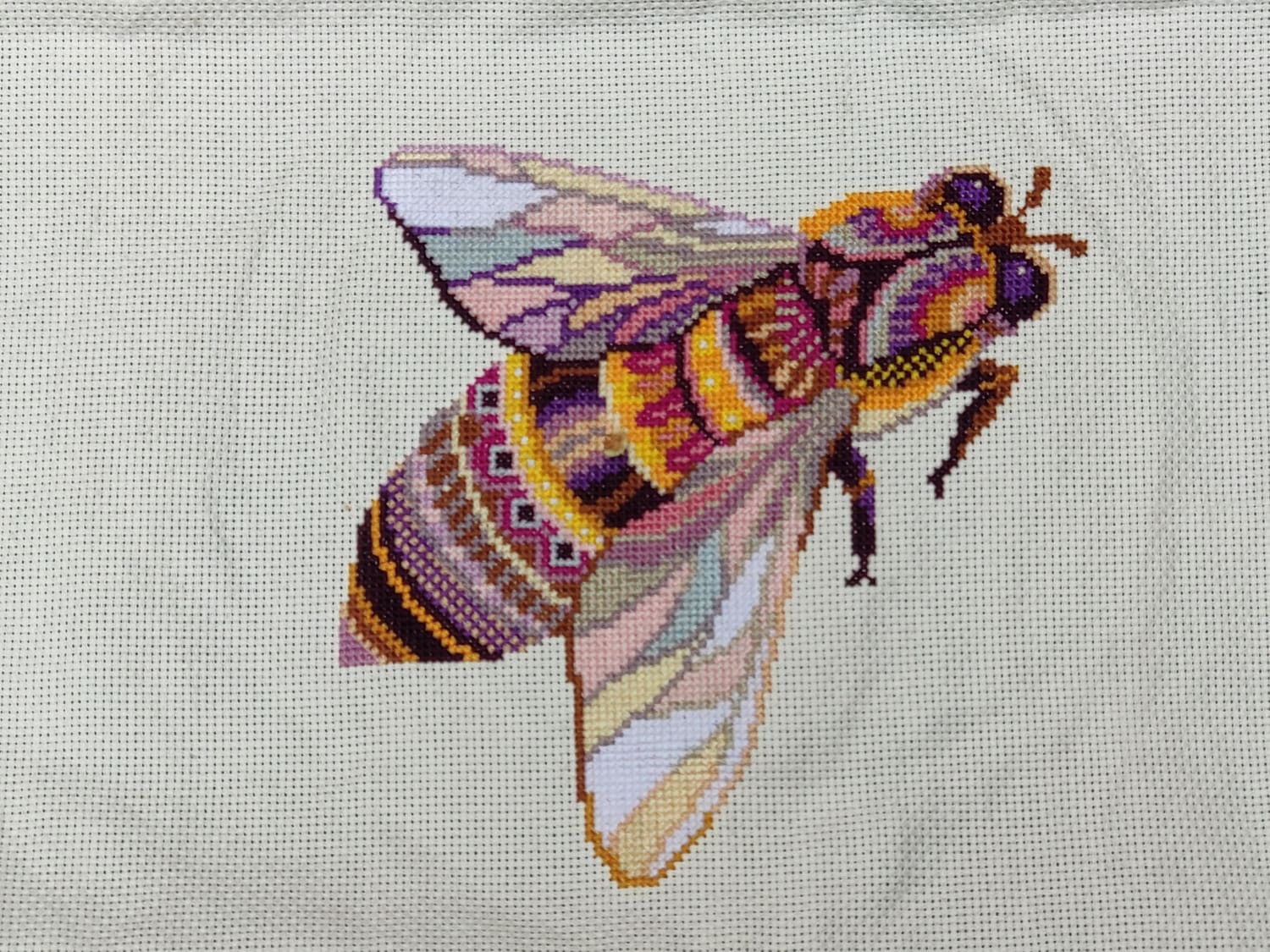 [FO] I started my beekeeping adventure in June and this piece in August. While WIP I stitched it while my beekeeping school integration evenings. This is my first mandala.