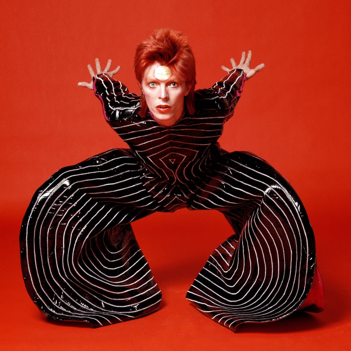 One of the most influential artists of the 20thC ⚡ This week marks the birthday and five years since DavidBowie's death. Striped bodysuit from the 1973 Aladdin Sane tour by Kansai Yamamoto. https://t.co/40an1GfObG 📸 Masayoshi Sukita © Sukita / The David Bowie Archive 2012