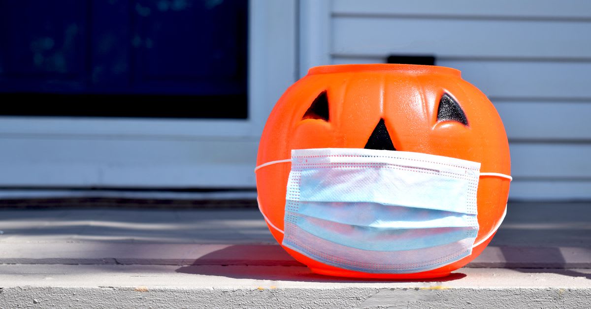 We Asked Health Experts About the Safest Methods for Trick-or-Treating in 2020