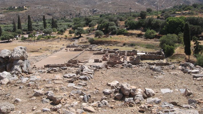 At Zakros on the eastern coast of Crete, Minoan traders built a large complex of storage rooms, banquet halls, courtyards, and pools some 3,500 years ago.