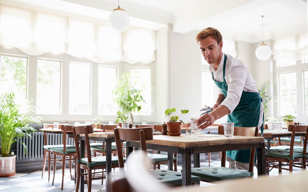 Pros & cons of working in the hospitality industry