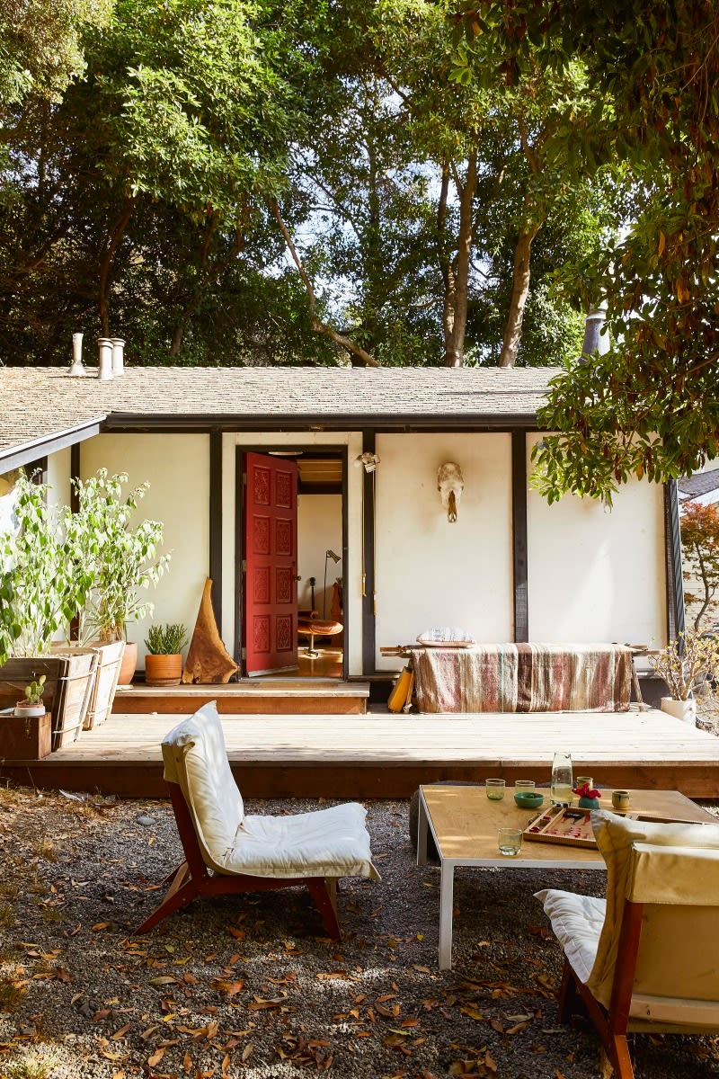The red door of this California cottage won’t be the only thing to surprise you. Tap to see inside the coolest cabin of all time: