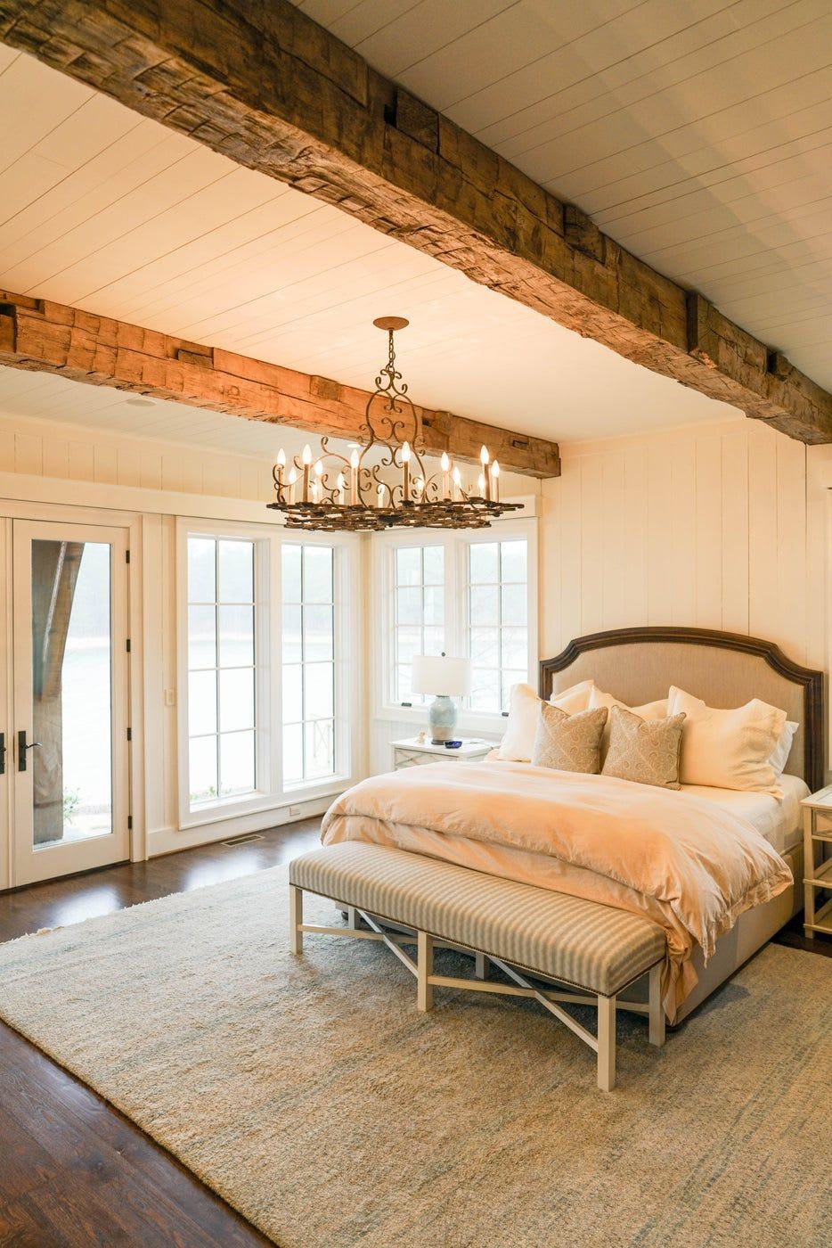 24 Cabin-Style Bedrooms Inspired by a Rustic Getaway | Cabin style bedroom, Cabin style, Elegant master bedroom