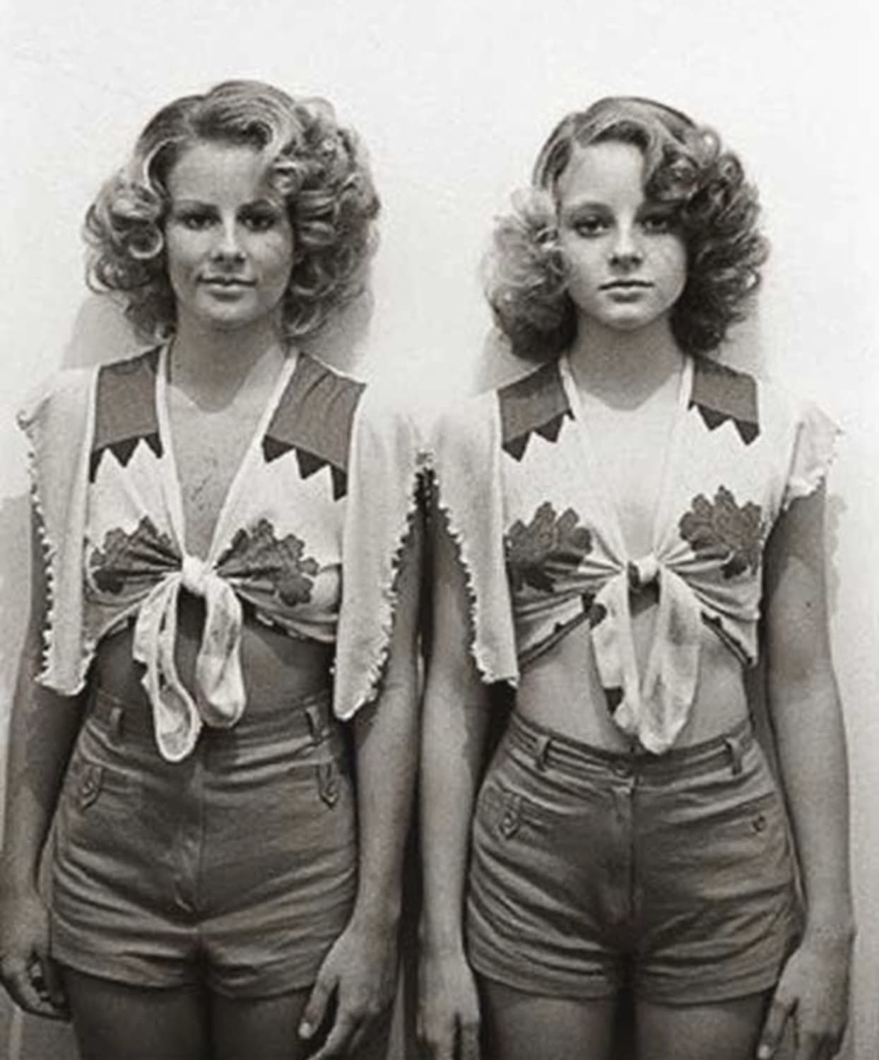 12 year-old Jodie Foster (right) and her 19 year-old sister Connie, who stood in for her more explicit scenes in the film "Taxi Driver" (1976) (More info in the comments)