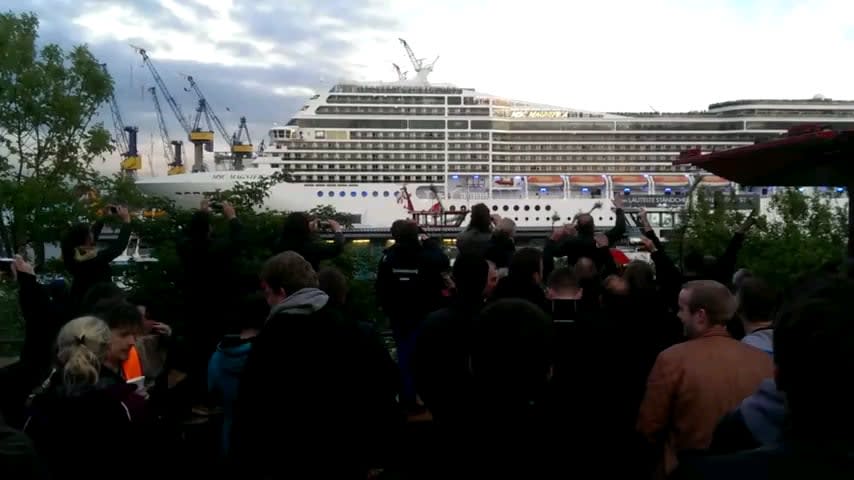 Cruise ship plays "Seven Nation Army" using horn