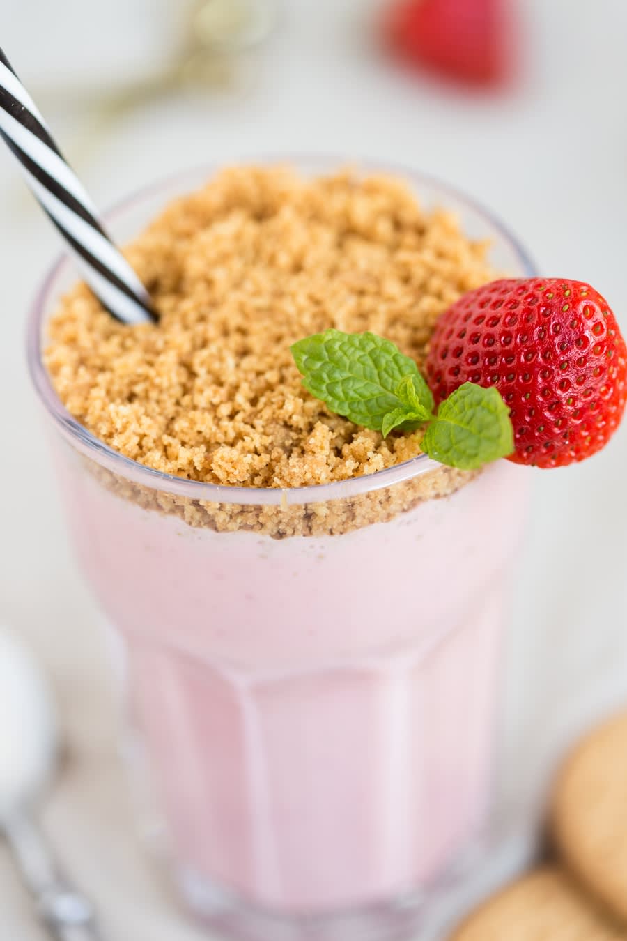 Strawberry cheesecake smoothie - Electric Blue Food - Kitchen stories from abroad