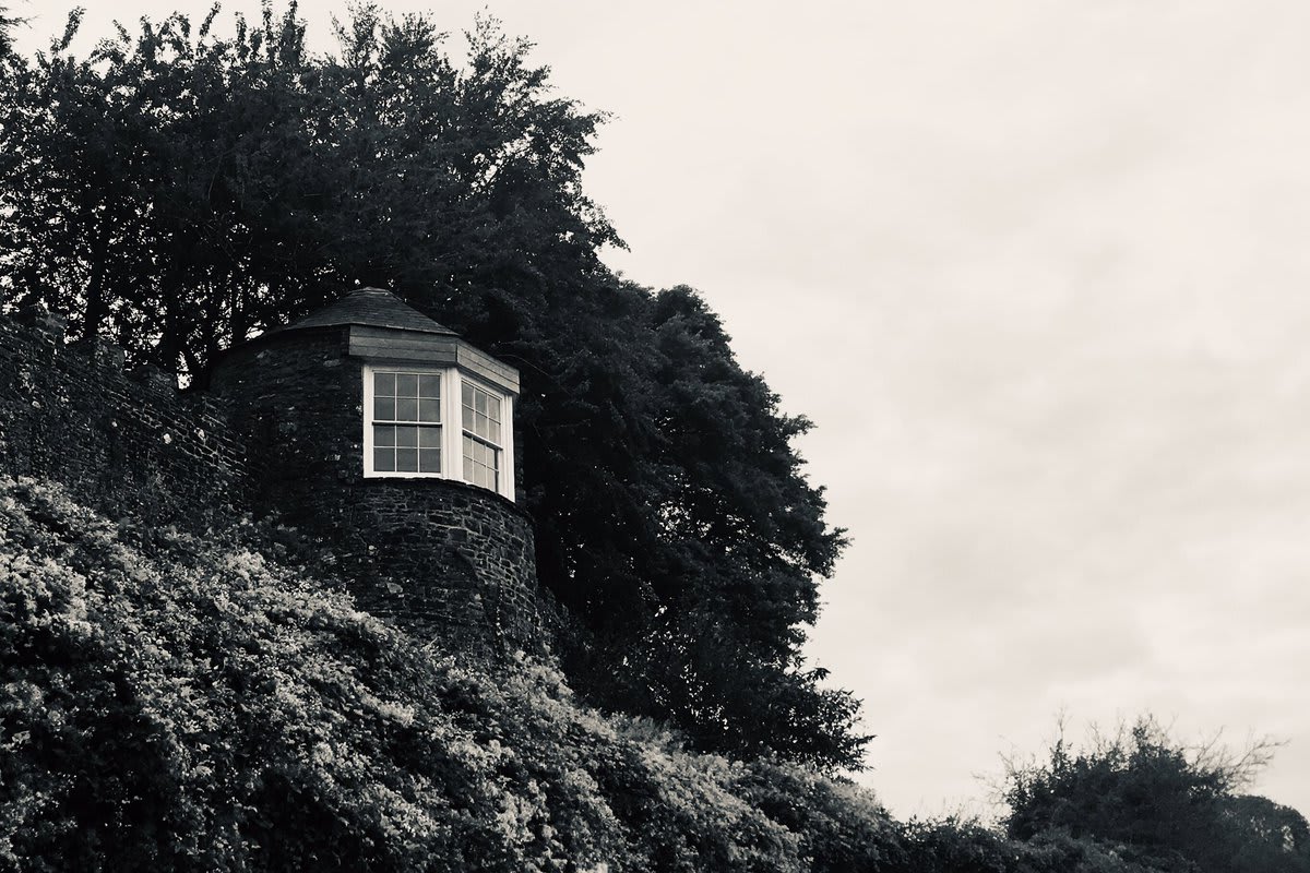 RT @JillWhitelock: Gazebo at @LaugharneCastle overlooking the beautiful Taf estuary, where Dylan Thomas wrote ‘Portrait of the artist as a young dog’.