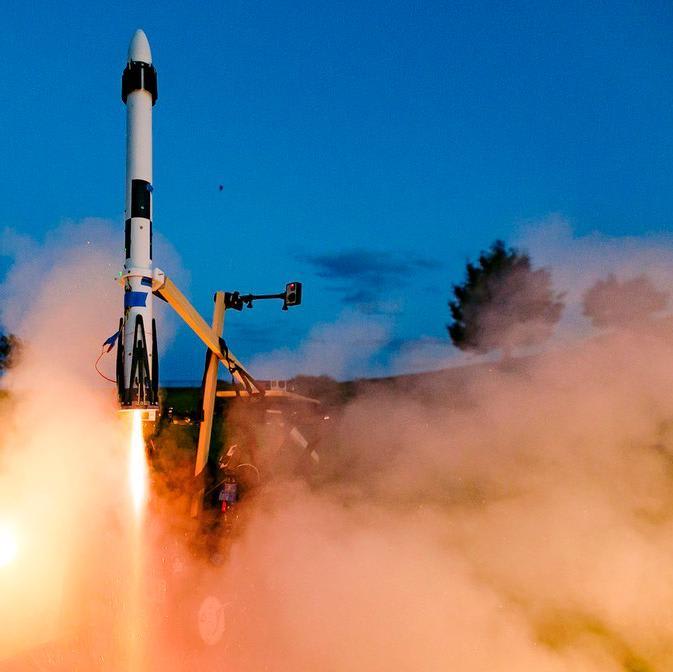 Meet the Amateur Rocketeer Building Self-Landing Replicas of SpaceX Rockets