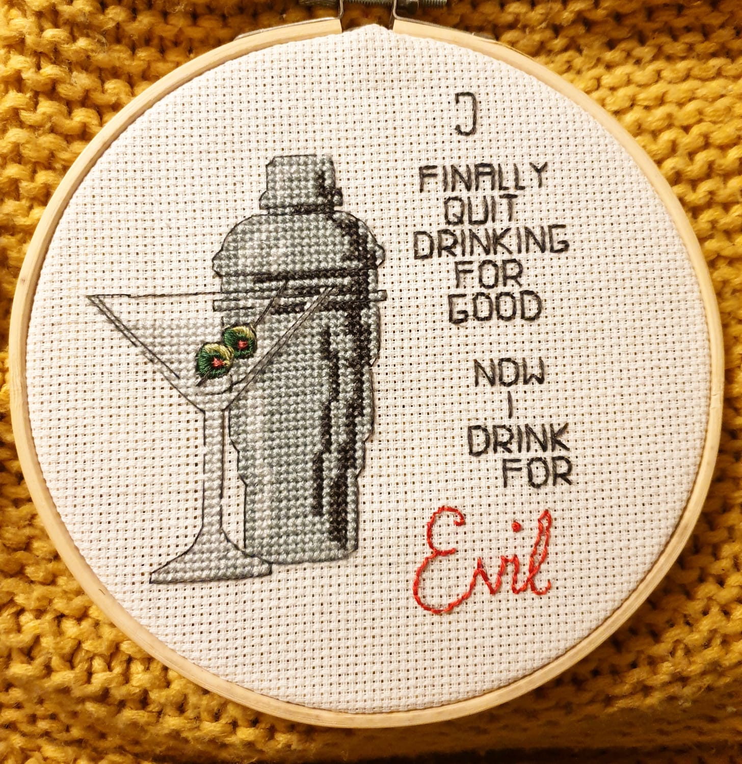 [FO] This quote made me laugh and I thought it would be a good present for my friend. Pattern of martini found on pinterest, rest planned by me 😁