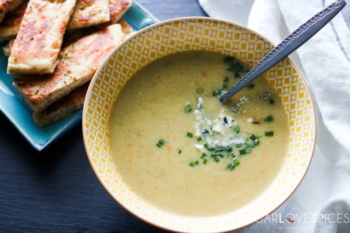 Romanesco broccoli soup with blue cheese and chives